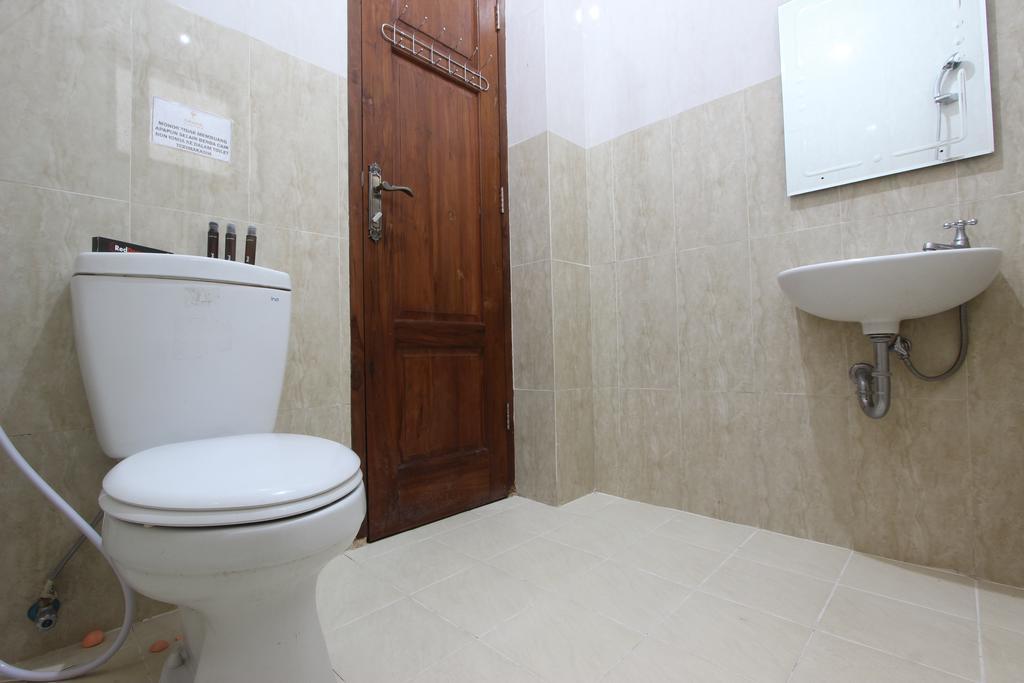 Hotel Reddoorz @ Plemburan Sleman  Esterno foto