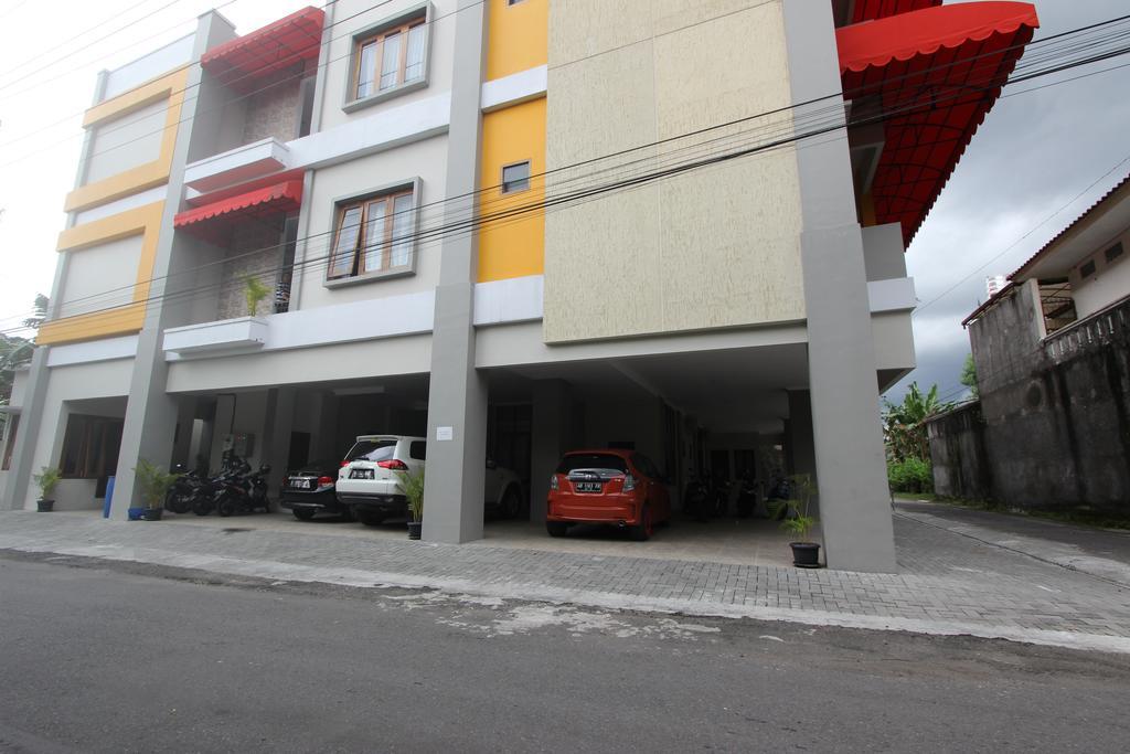 Hotel Reddoorz @ Plemburan Sleman  Esterno foto
