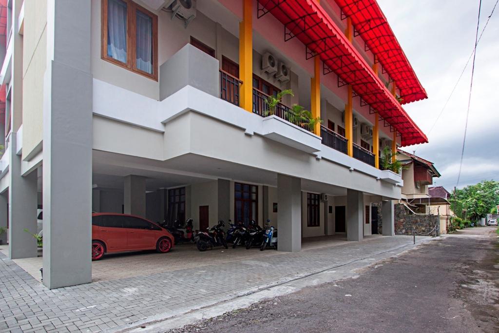 Hotel Reddoorz @ Plemburan Sleman  Esterno foto
